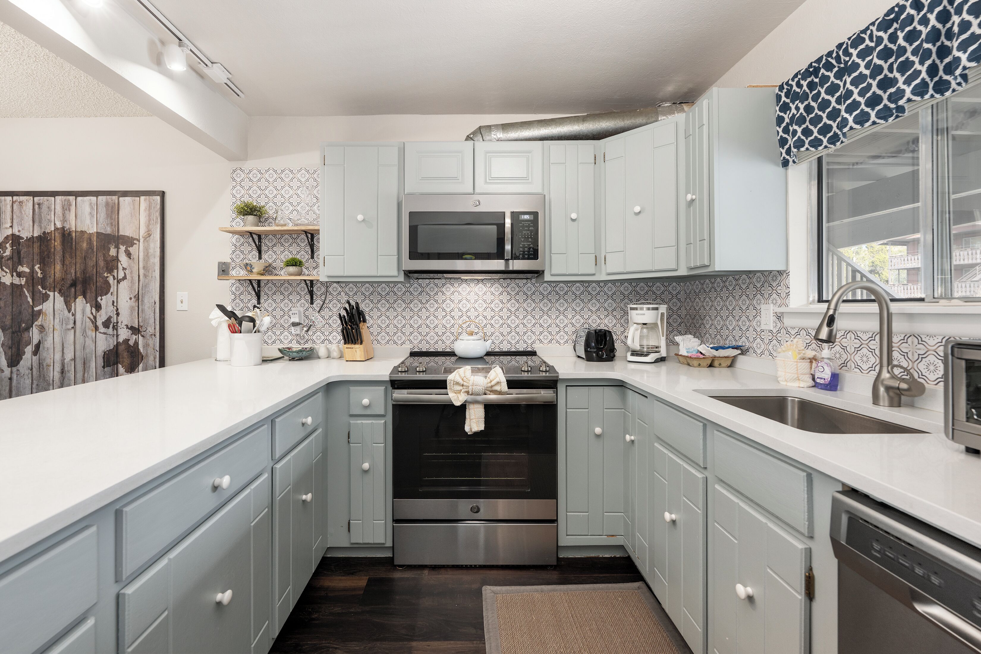 Frigorífico, microondas, horno y placa de cocina