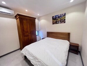Tabla de planchar con plancha, wifi y ropa de cama 