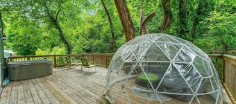 Creekside Cabin W/ Pool Access • Private Hot Tub • Near Thunder Ridge • Sleeps 4