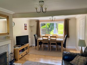 Living area - Four Woodside, ideal base to explore the Isle of Jura (Craighouse)