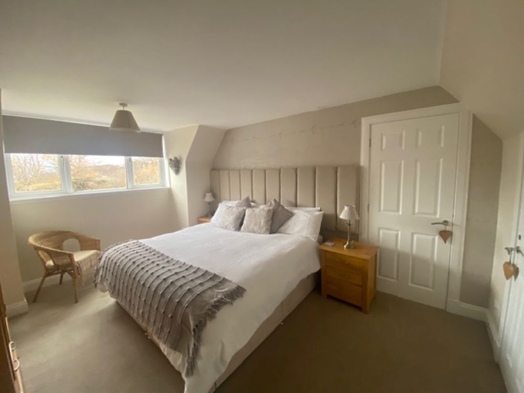 Tabla de planchar con plancha, wifi, ropa de cama