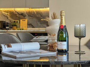 A bottle of Moët & Chandon champagne, a glass, and a decorative vase on a marble table. - Apartment 1+1 Qoople Excellence B49 at 100 m from the sea (Alanya)