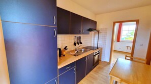 Oven, stovetop, coffee/tea maker, electric kettle - Fewo Seelenfrieden 5 - small apartment with terrace - Cozy vacation apartment (Alt Reddevitz)
