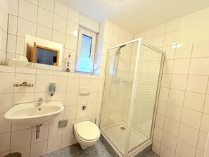 Shower, hair dryer - Fewo Seelenfrieden 5 - small apartment with terrace - Cozy vacation apartment (Alt Reddevitz)