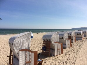 Beach chairs with numbers on them, arranged on the sand. - Meeresleuchten Apartment - Beach chair on the balcony, TG - Meeresleuchten Vacation Rental - (Baabe)
