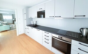 Kylskåp, mikrovågsugn, ugn och spishäll