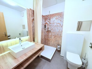Shower, hair dryer, towels - Apartment 4 in Haus Hühnergott - family-friendly island bunkhouse - apartment 4 (Sellin)