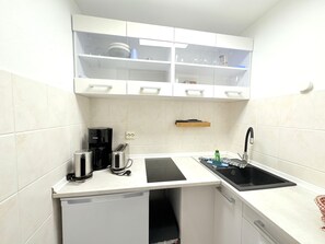 Refrigerador, parrilla de estufa, cafetera y tetera y tetera eléctrica 