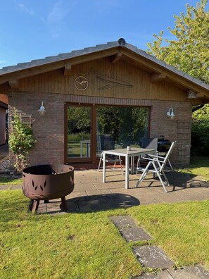 Outdoor dining - Bungalow in the garden - quiet in the countryside with barbecue - Bungalow in the garden - (Wiek)