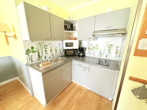 Fridge, microwave, stovetop, coffee/tea maker - Apartment 12 in Haus Hühnergott - top location for families - Holiday apartment 12 - (Sellin)