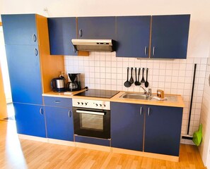 Réfrigérateur, four, plaque de cuisson, cafetière/bouilloire