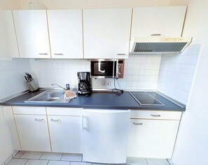 Fridge, microwave, stovetop, coffee/tea maker - Apartment 2 in Haus Hühnergott - top location, with elevator - Apartment 2 Sellin - (Sellin)