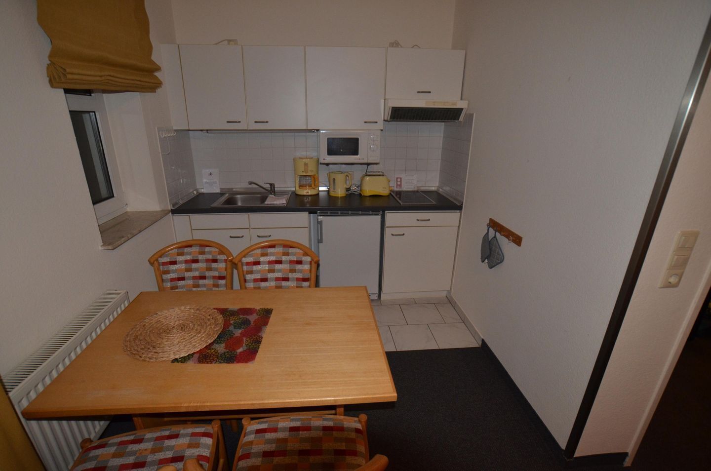 Een koelkast, een microgolfoven, een kookplaat