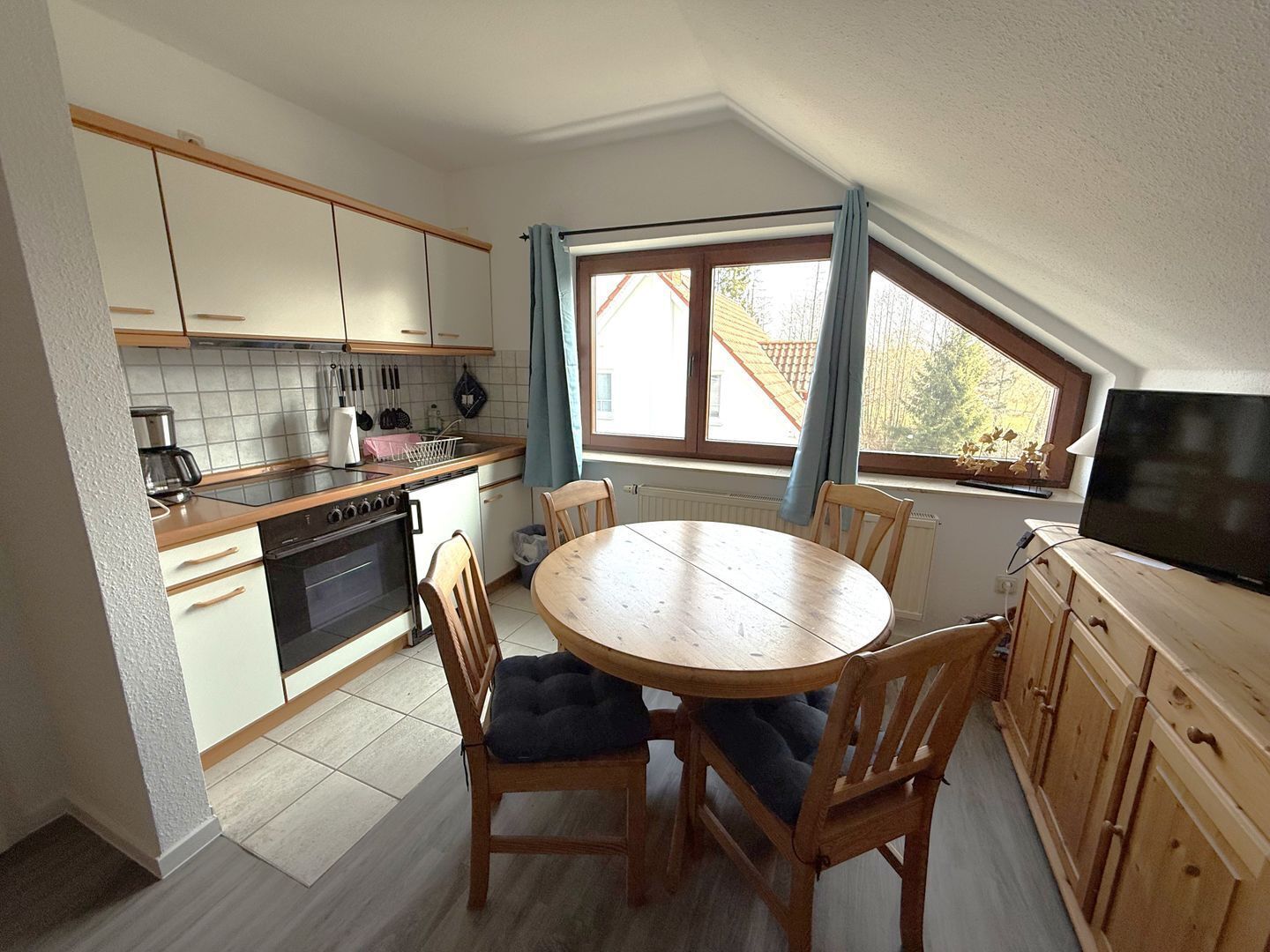 Kühlschrank, Ofen, Herdplatte, Wasserkocher mit Kaffee-/Teezubehör