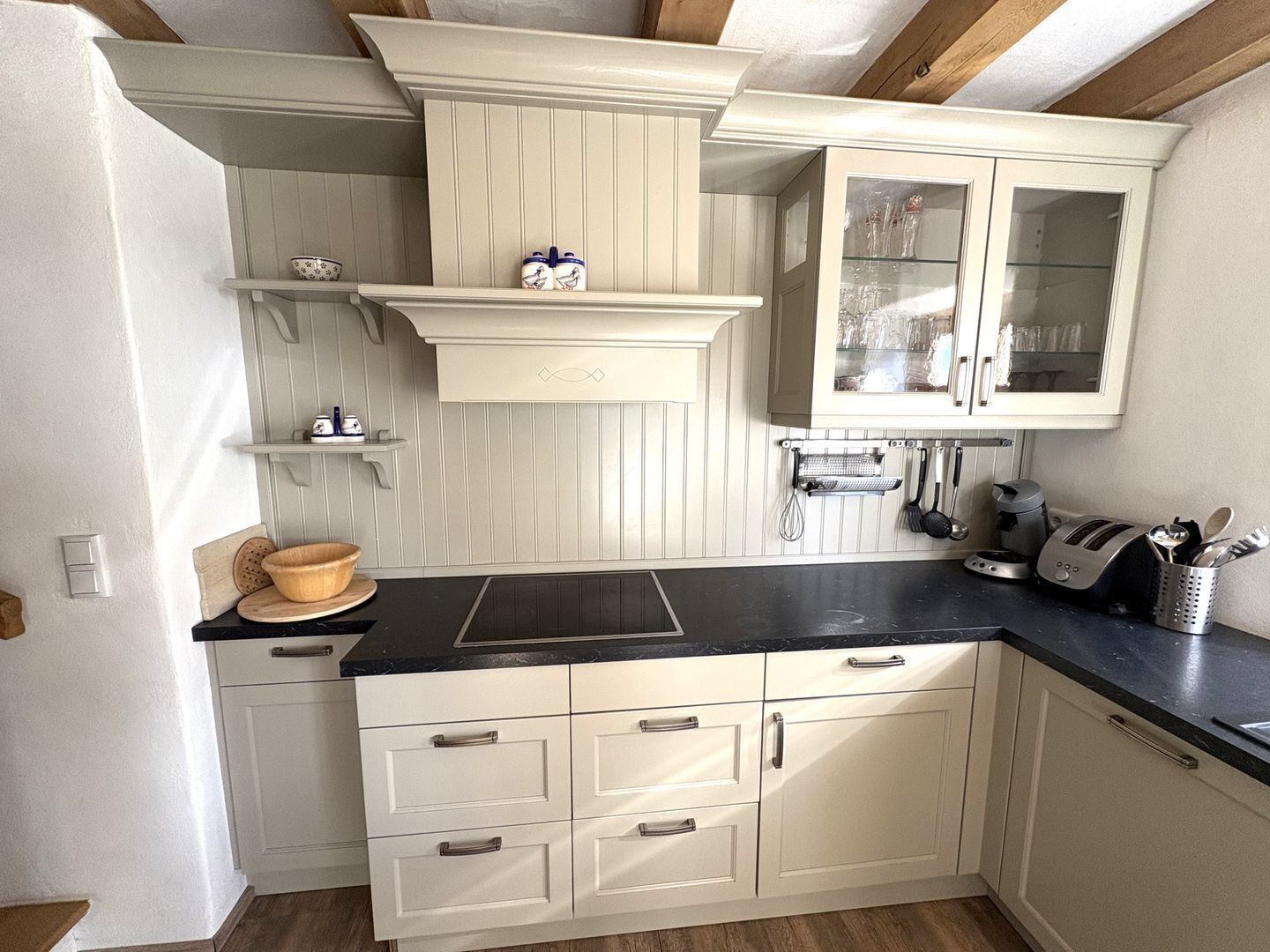 Fridge, oven, stovetop, coffee/tea maker