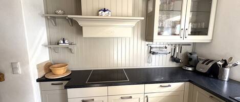 Réfrigérateur, four, plaque de cuisson, cafetière/bouilloire