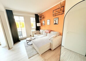 TV - Apartment 334 - offers morning sun and 2 balconies - Bright 2-room apartment (Sellin)