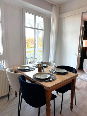 Dining - Apartment 334 - offers morning sun and 2 balconies - Bright 2-room apartment (Sellin)