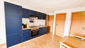 Fridge, oven, stovetop, coffee/tea maker - Apartment Seelenfrieden 4 - Balcony, view, 2 bedrooms - Your vacation home: Two (Alt Reddevitz)