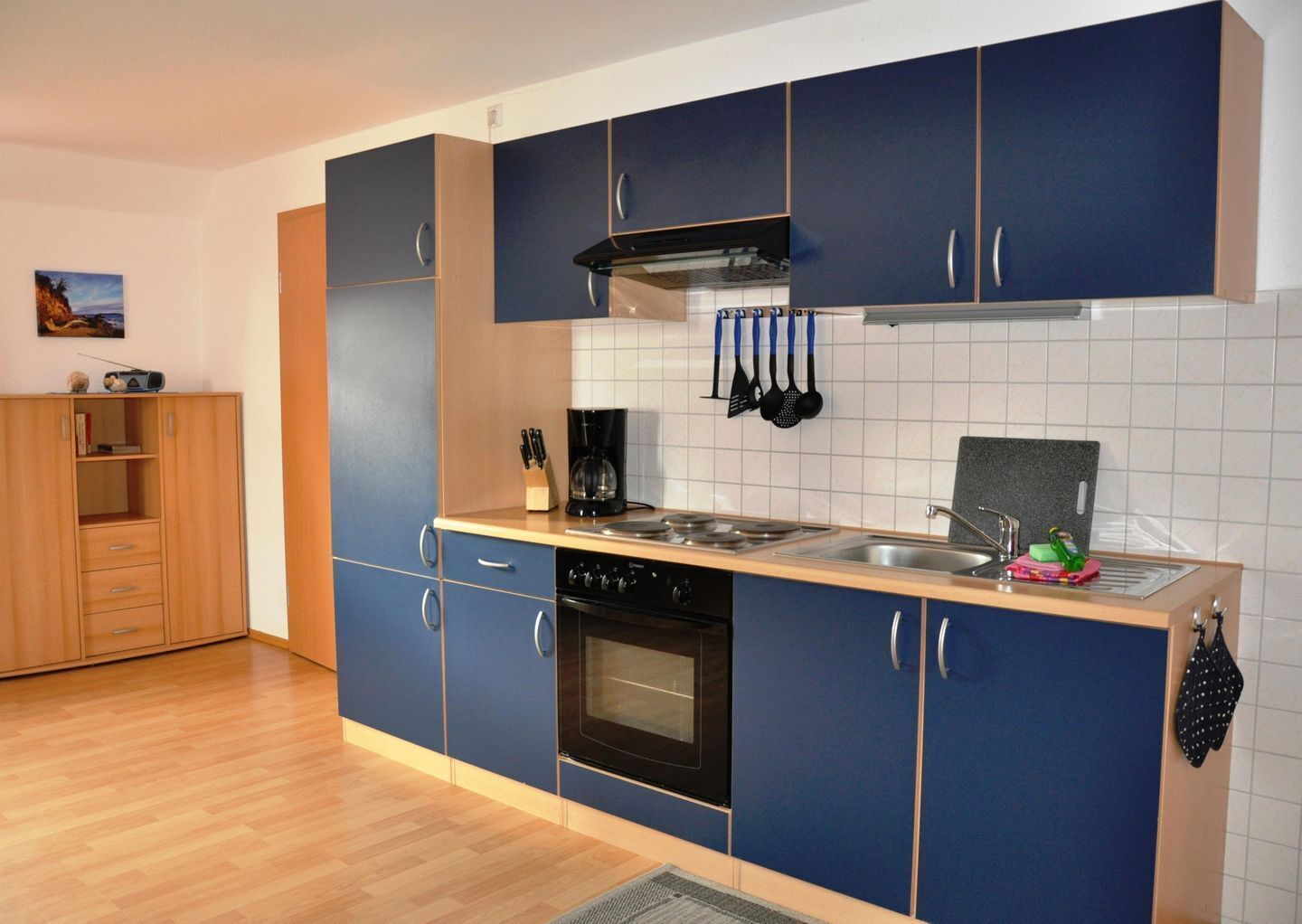 Kühlschrank, Ofen, Herdplatte, Wasserkocher mit Kaffee-/Teezubehör