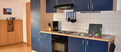 Kühlschrank, Ofen, Herdplatte, Wasserkocher mit Kaffee-/Teezubehör