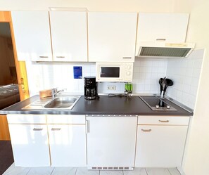 Fridge, microwave, stovetop, coffee/tea maker - Apartment 16 in Haus Hühnergott - small, convenient, centrally located - vacation apartment (Sellin)
