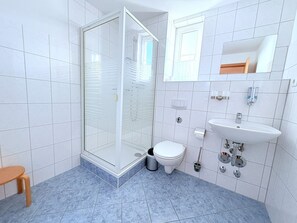 Shower, hair dryer - Apartment Seelenfrieden 3 - with balcony for 4 persons - Cozy vacation apartment with balcony (Alt Reddevitz)