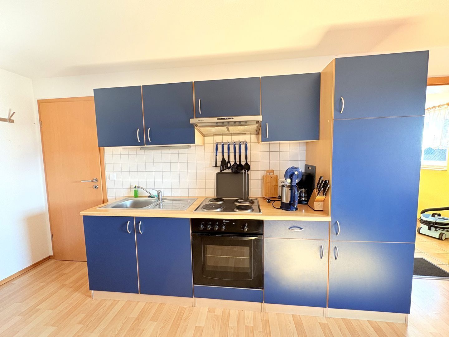 Ofen, Herdplatte, Wasserkocher mit Kaffee-/Teezubehör, Wasserkocher