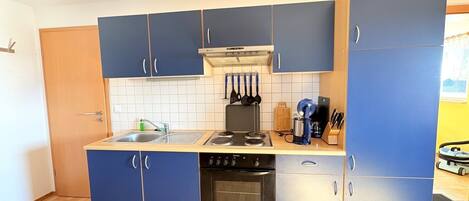 Ofen, Herdplatte, Wasserkocher mit Kaffee-/Teezubehör, Wasserkocher