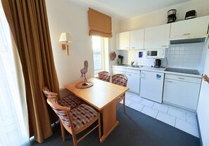 Fridge, microwave, stovetop, coffee/tea maker - Apartment 22 in Haus Hühnergott - Balcony with a view - Apartment 22 Sellin - (Sellin)