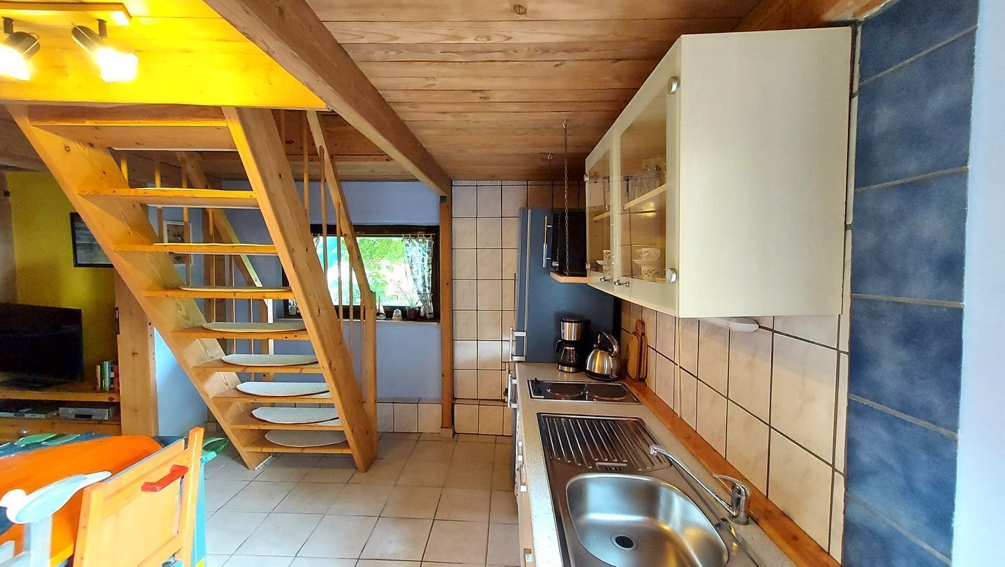 Kühlschrank, Mikrowelle, Herdplatte, Wasserkocher mit Kaffee-/Teezubehör