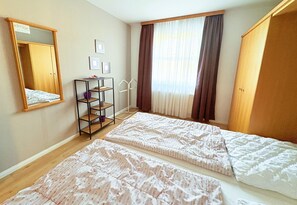 2 Schlafzimmer, Schreibtisch, Bügeleisen/Bügelbrett, WLAN