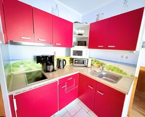 Kühlschrank, Mikrowelle, Herdplatte, Wasserkocher mit Kaffee-/Teezubehör