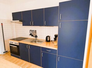 Fridge, microwave, oven, stovetop - Fewo Seelenfrieden 6 - top for 2 persons and dog - vacation apartment in Alt (Alt Reddevitz)