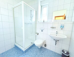 Shower, hair dryer - Fewo Seelenfrieden 6 - top for 2 persons and dog - vacation apartment in Alt (Alt Reddevitz)