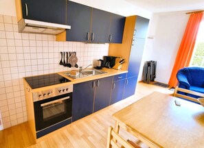 Fridge, microwave, oven, stovetop - Fewo Seelenfrieden 6 - top for 2 persons and dog - vacation apartment in Alt (Alt Reddevitz)