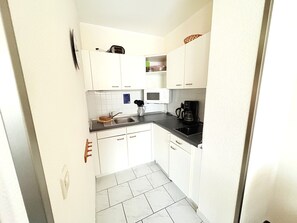 Fridge, microwave, stovetop, coffee/tea maker - Apartment 1 in Haus Hühnergott - close to the beach, ideal for Zeei - vacation apartment (Sellin)