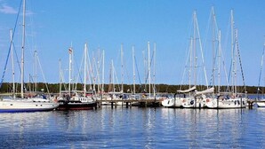 Marina com vários veleiros atracados.
