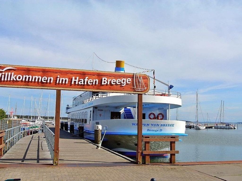 Un quai d’embarquement pour les ferries, sur lequel on pouvait lire l’inscription « Willkommen im Hafen Breesge », et un bateau nommé « Wappen von Breesge Breeze D » étaient amarrés au ponton.