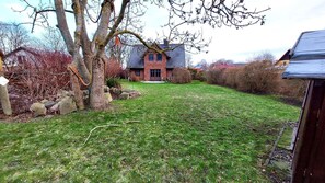 Property grounds - Vacation home Arkona - large garden, barbecue, secluded - Holiday home Arkona - (Putgarten)