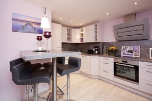 Fridge, microwave, oven, stovetop - Apartment 2 in the Zeesboothaus - Terrace, water view - Apartment 2 in the Zeesboothaus (Middelhagen)