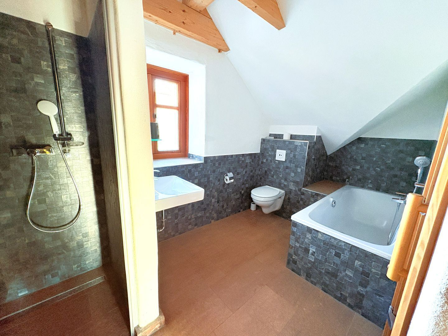 Un baño con ducha, inodoro y bañera.