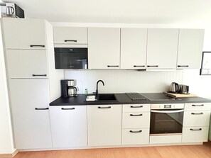 Geladeira, micro-ondas, fogão, cooktop