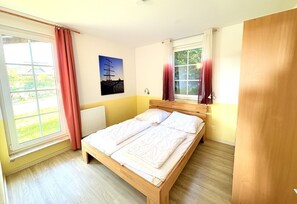 3 bedrooms, WiFi - Fewo Seelenfrieden 1 - Garden is included, dog - Sunny vacation apartment with (Alt Reddevitz)