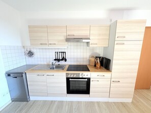 Fridge, microwave, oven, stovetop - Fewo Seelenfrieden 1 - Garden is included, dog - Sunny vacation apartment with (Alt Reddevitz)