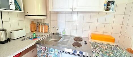 Fridge, microwave, stovetop, coffee/tea maker