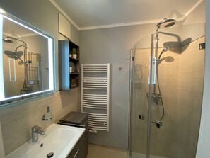 Shower, hair dryer - Apartment Having 353 - including use of AHOI bathroom - Accommodation in Seepark Sellin - (Sellin)