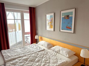 2 bedrooms, desk, WiFi - Apartment Having 353 - including use of AHOI bathroom - Accommodation in Seepark Sellin - (Sellin)