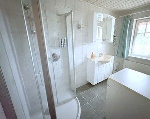 Shower, hair dryer, towels - Apartment Nele 2 directly on the Bodden with terrace - Terrace apartment for 2 people (Wiek)