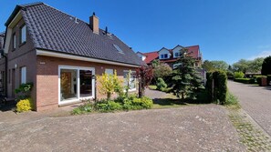 Exterior - Vacation home Windland - with garden, fireplace and sauna - Cozy vacation home (Dranske)